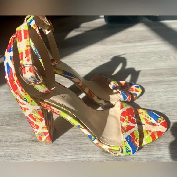 BAMBOO Rampage Colorful Abstract Heels - Picture 1 of 6